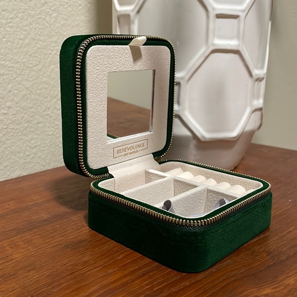 Jewelry - VELVET SQUARE JEWELRY BOX